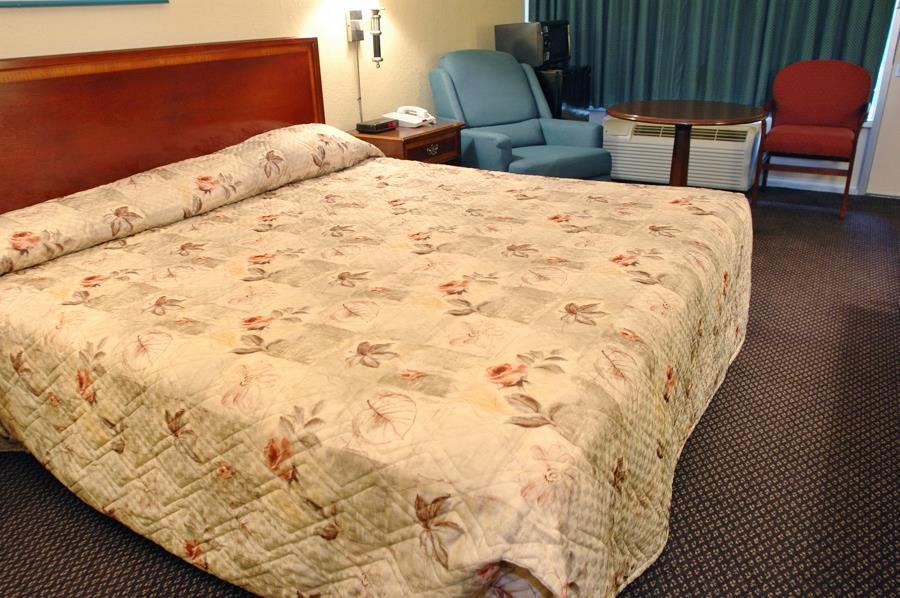 Americas Best Inn Birmingham Airport Hotel Room photo